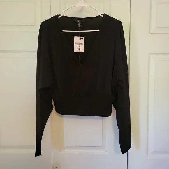 Beautiful low cut crop top - Picture 1 of 3